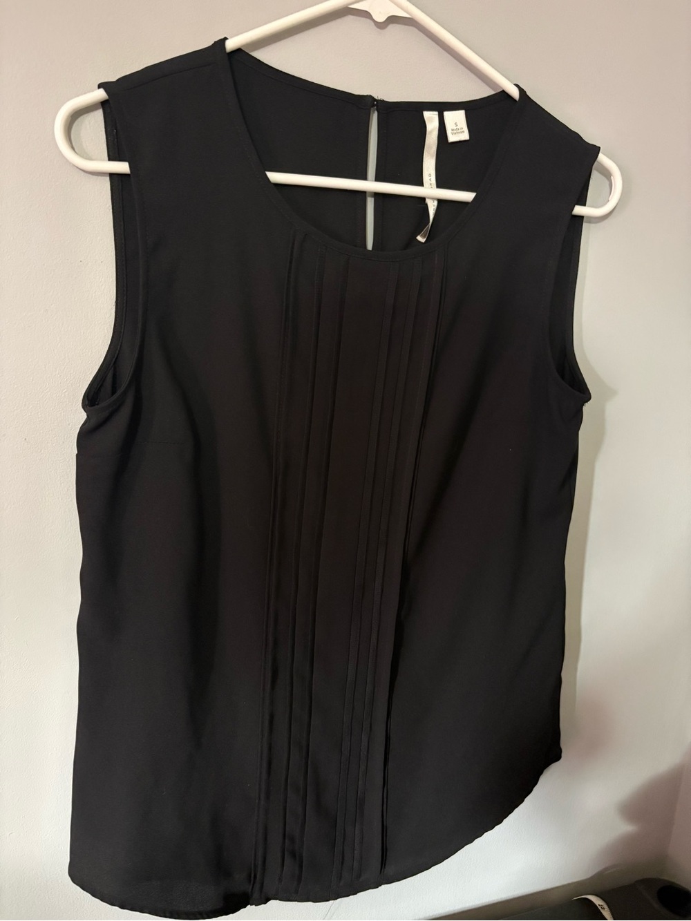 LC Lauren Conrad Black Pleated Sleeveless Blouse